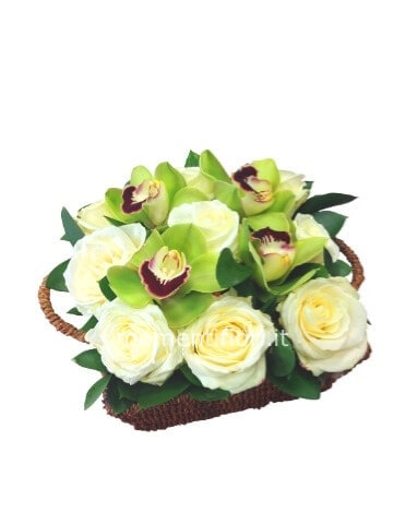 Cestino di rose e orchidee