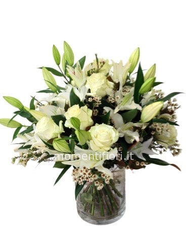 Mazzo di fiori di lilium e rose bianche o chiare