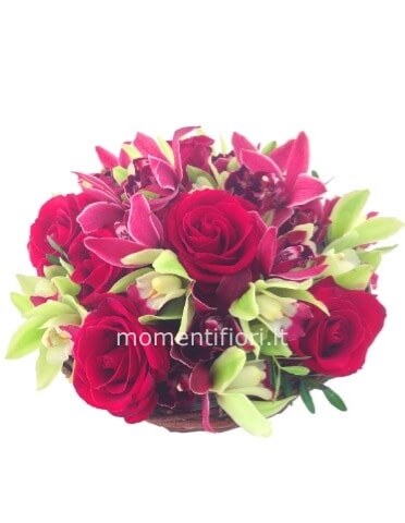 Composizione centrotavola con rose ed altri fiori
