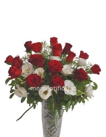 Bouquet misto con rose e fiori misti con 3 rose rosse e altri fiori mix