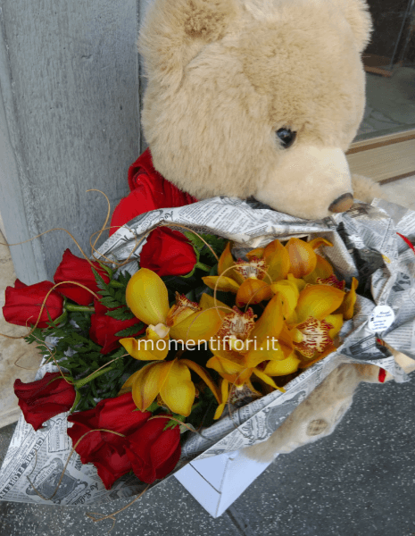 Bouquet di rose rosse corte e mimosa con gadget a scelta