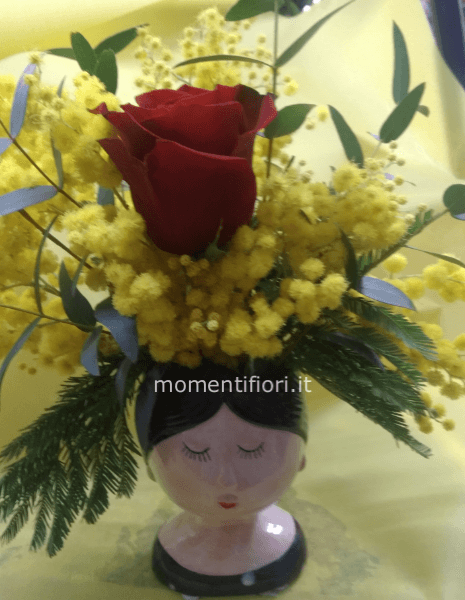 Testa con mimosa e rosa
