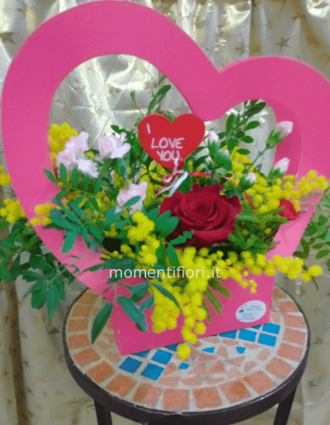 Cuore con rosa rossa e altri fiori